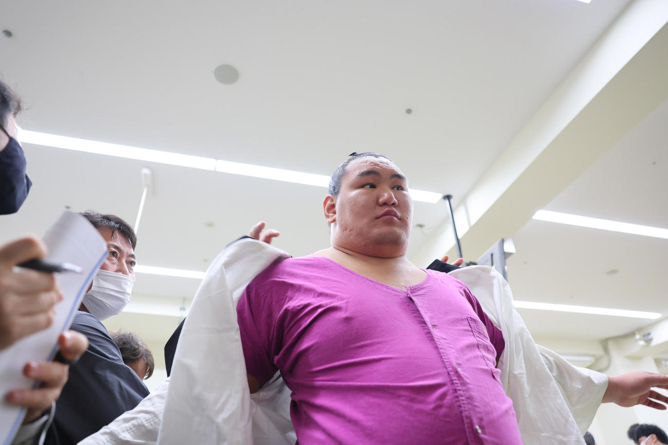 支度部屋から引き揚げる豊昇龍