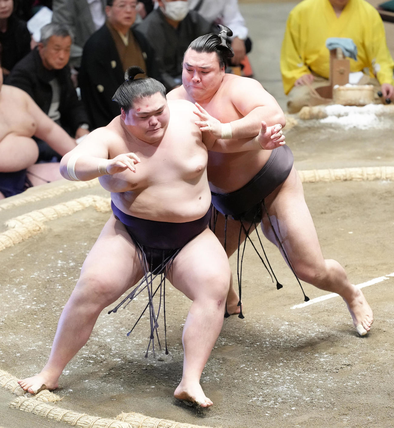 霧島（右）は王鵬を攻める（撮影・足立雅史）