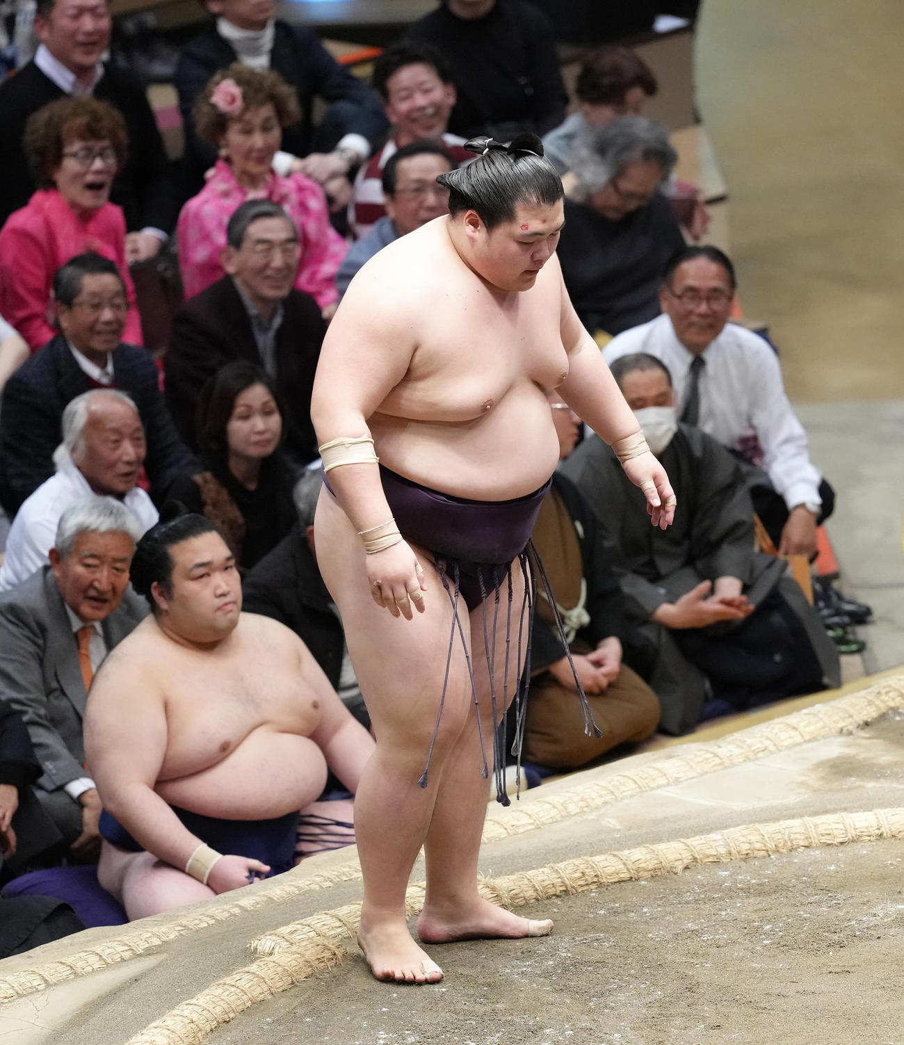 霧島に送り投げで敗れた王鵬（撮影・足立雅史）
