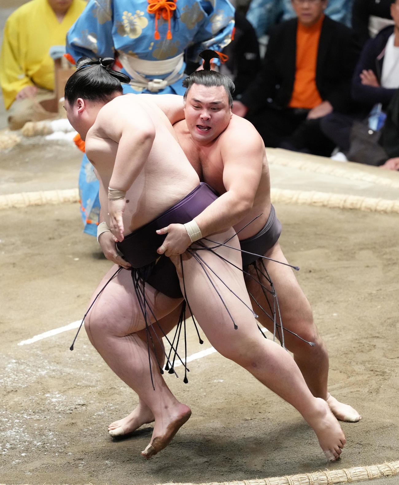 大相撲初場所　12日目　霧島（右）は王鵬を攻める（撮影・足立雅史）