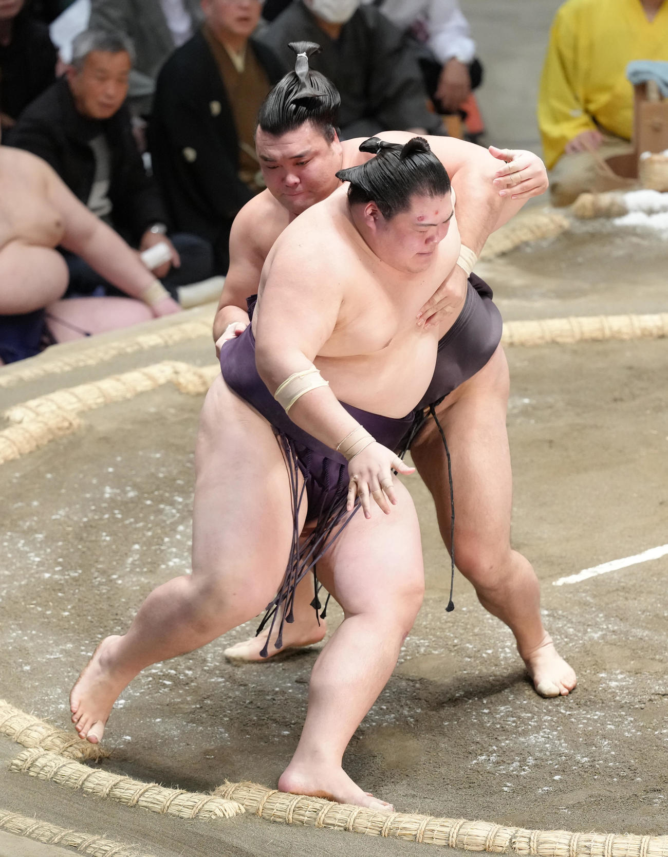 大相撲初場所　12日目　霧島（後方）は王鵬を攻める（撮影・足立雅史）