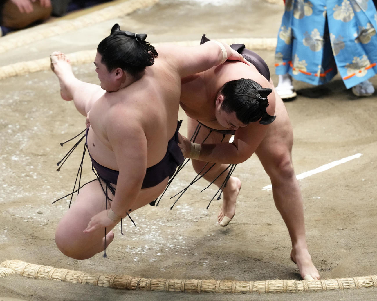 霧島（右）は王鵬を送り投げで破る（撮影・足立雅史）