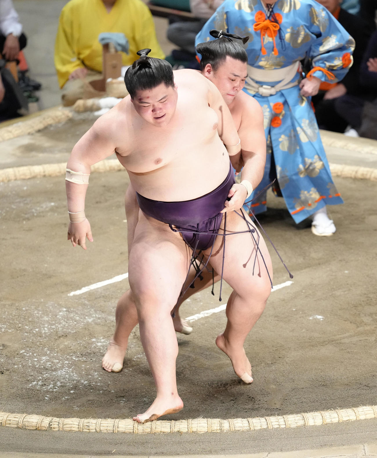 霧島（右）は王鵬を送り投げで破る（撮影・足立雅史）