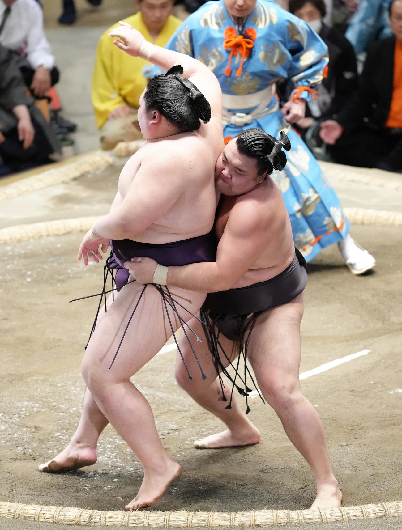 霧島（右）は王鵬を送り投げで破る（撮影・足立雅史）