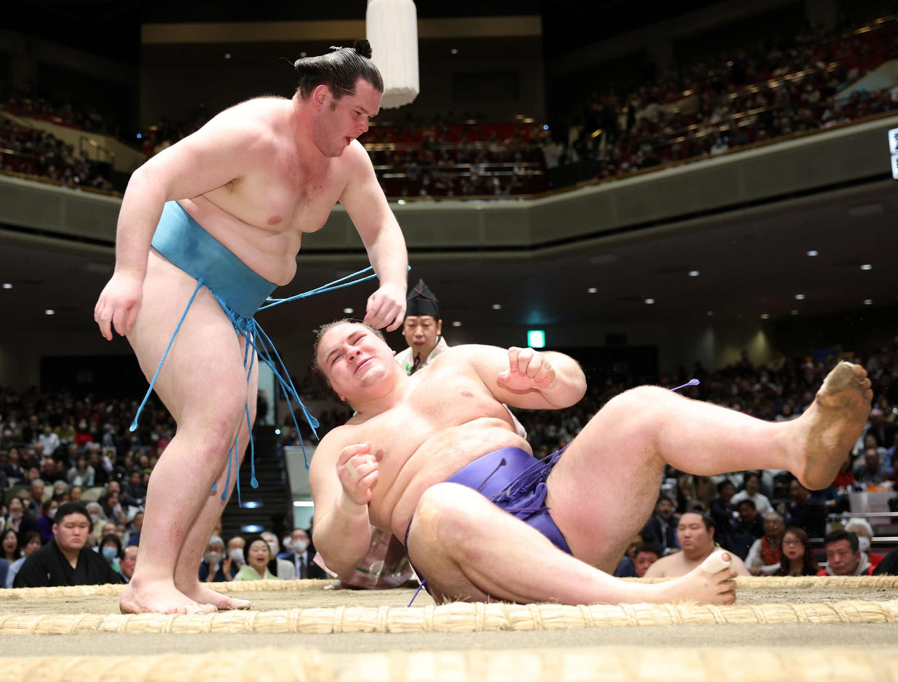 安青錦（右）を突き落としで破る獅司（撮影・鈴木正人）