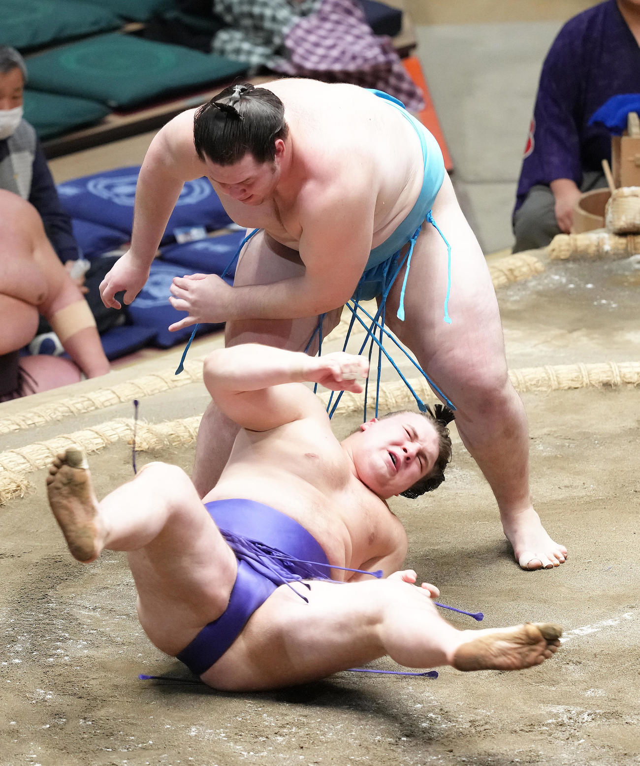 獅司（後方）は安青錦を突き落としで破る（撮影・足立雅史）