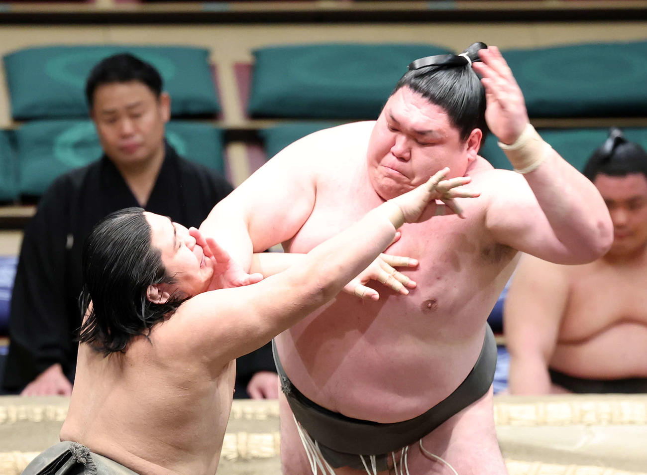 関本（左）を攻める矢後（撮影・鈴木正人）