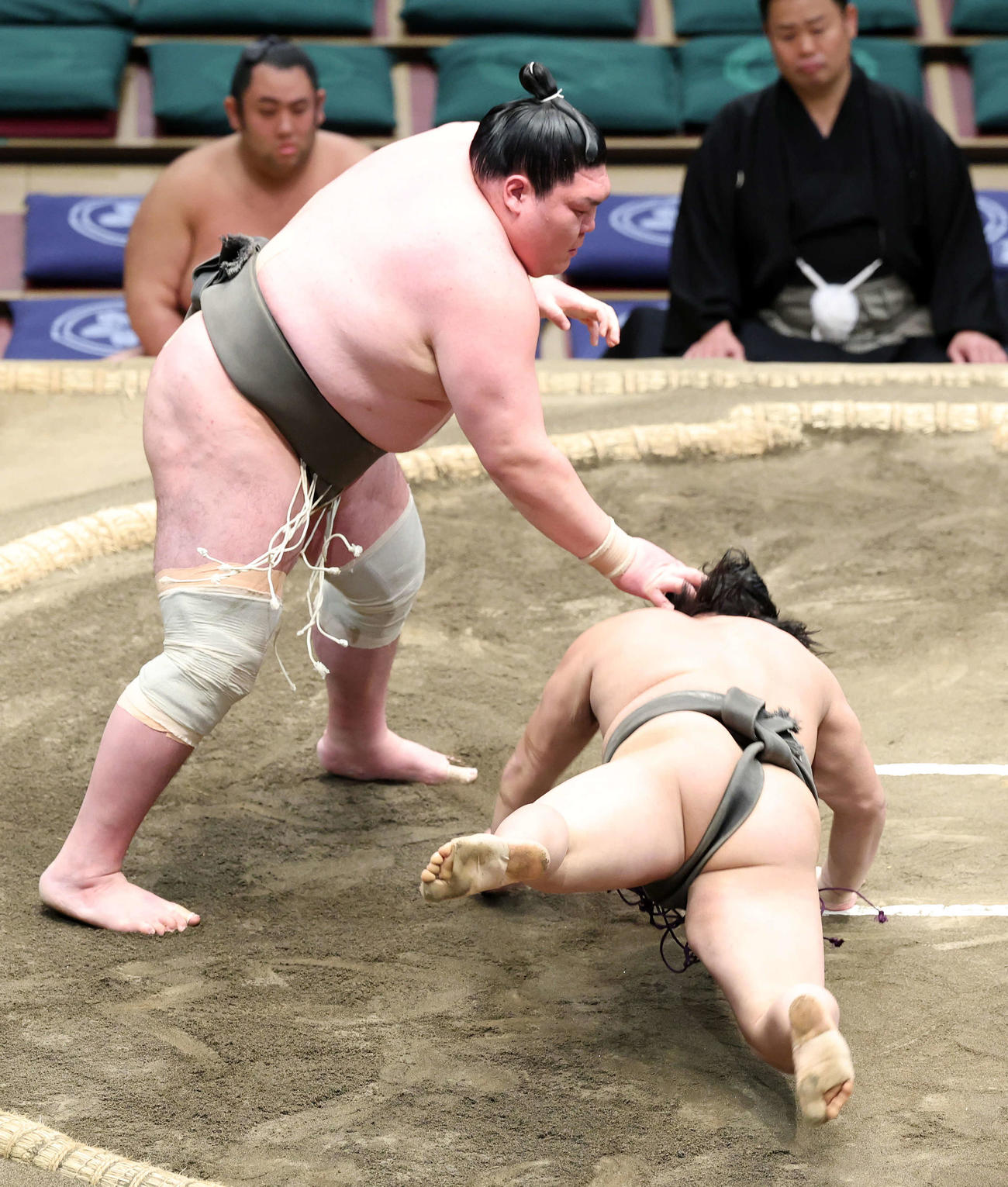 関本（右）をはたき込みで破る矢後（撮影・鈴木正人）
