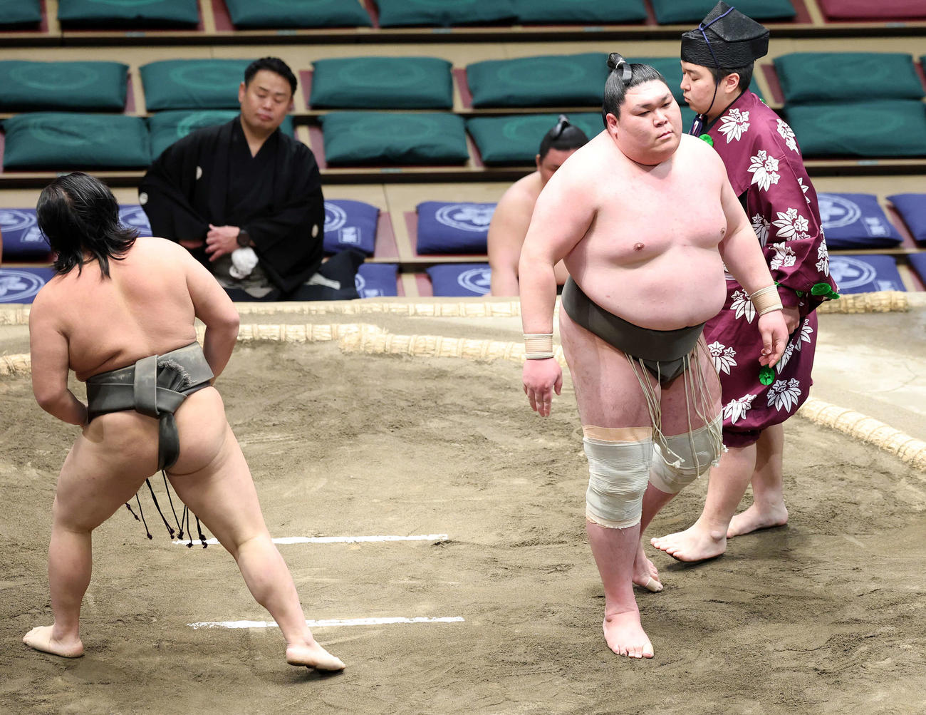 関本（左）をはたき込みで破った矢後（撮影・鈴木正人）