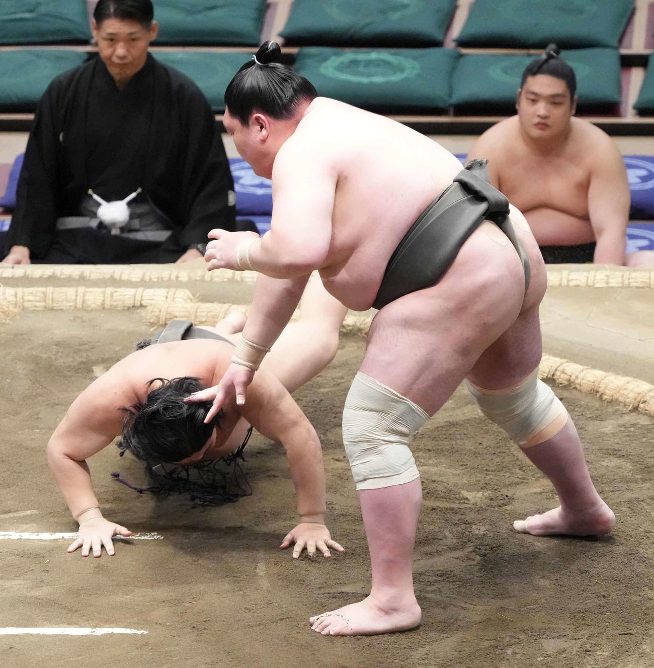 矢後は関本（左）をはたき込みで破り序二段優勝を決める（撮影・小沢裕）
