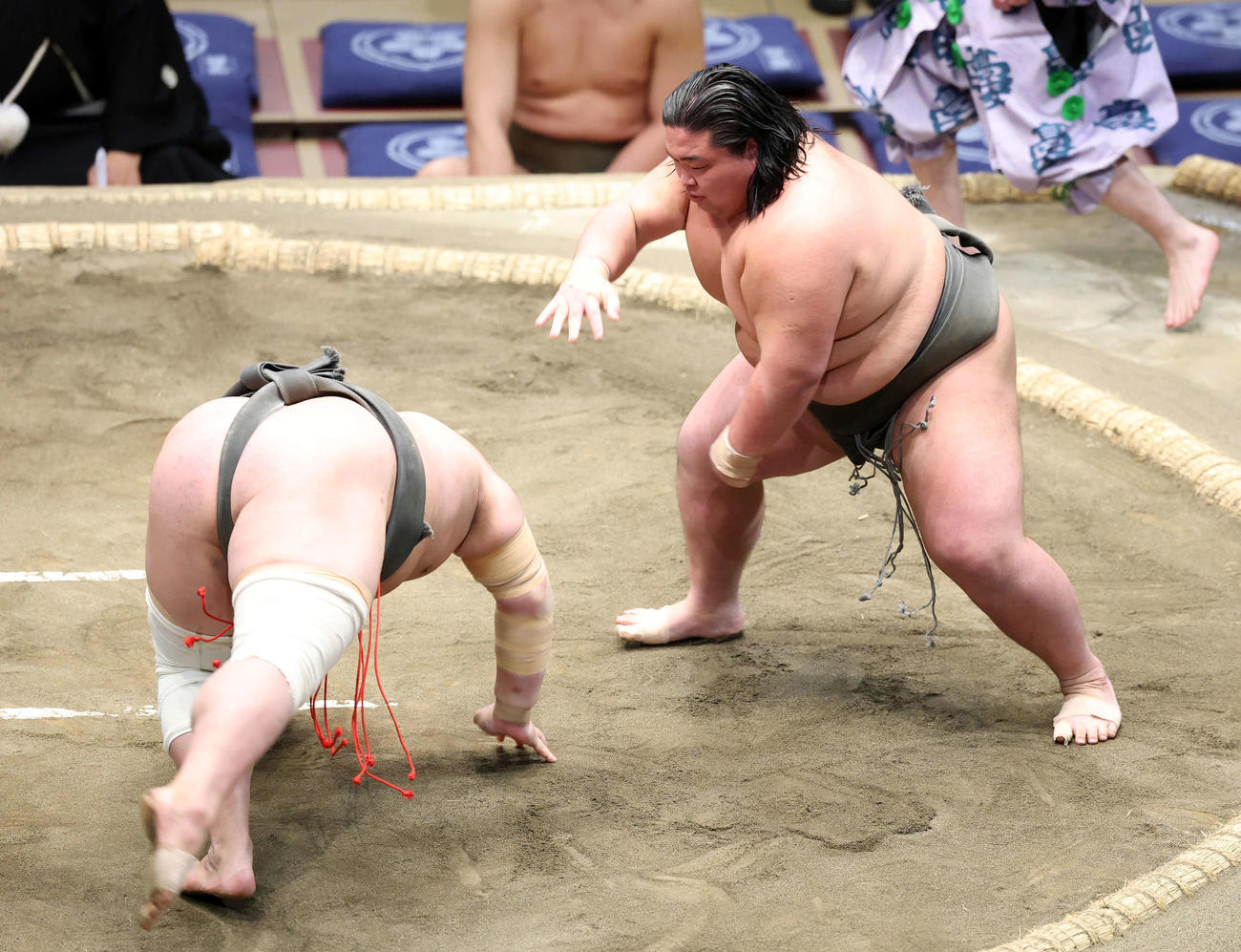 千代大豪（左）を引き落としで破る大斧（撮影・鈴木正人）