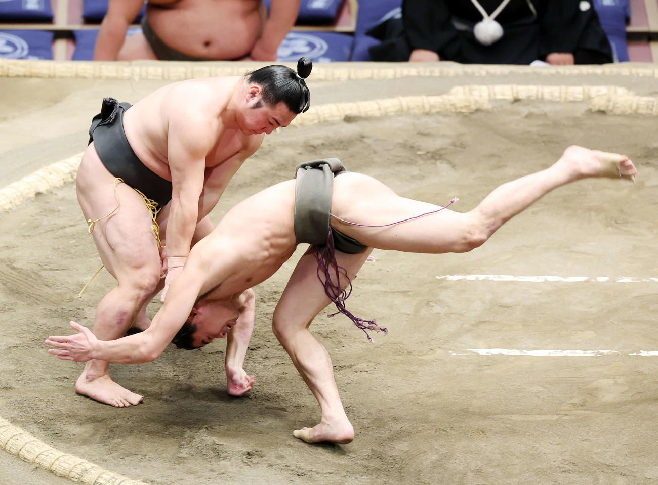山藤（右）を肩すかしで破る炎鵬（撮影・鈴木正人）
