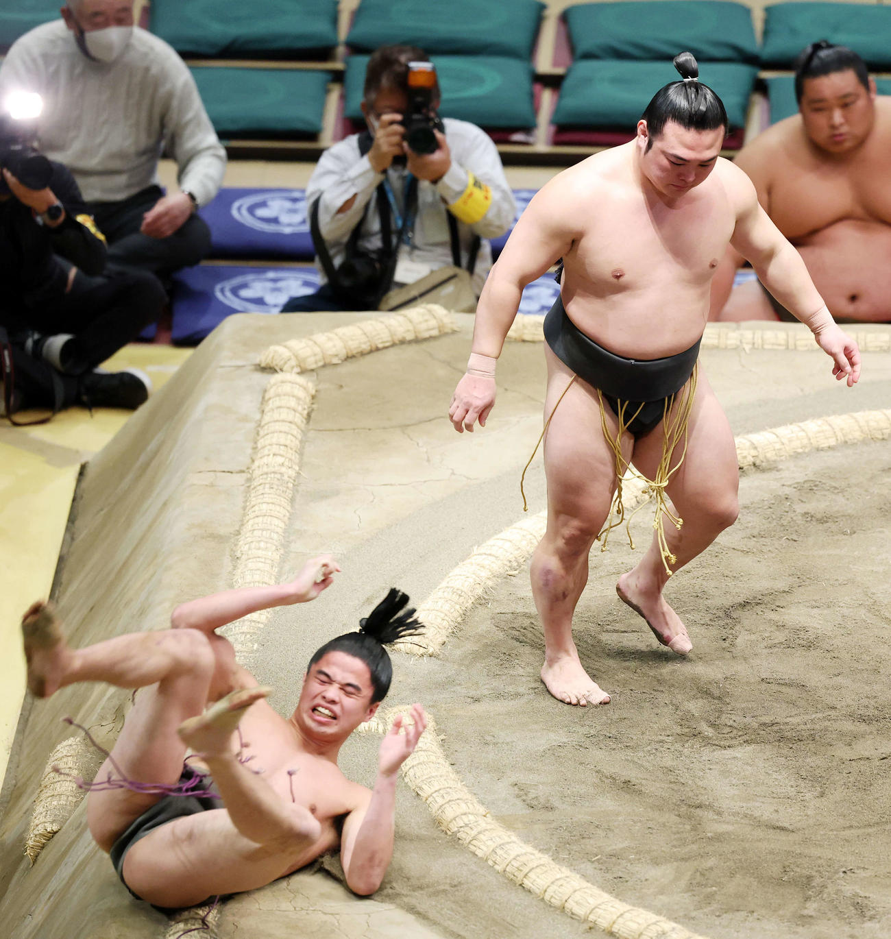 山藤（右下）を肩すかしで破る炎鵬（撮影・鈴木正人）