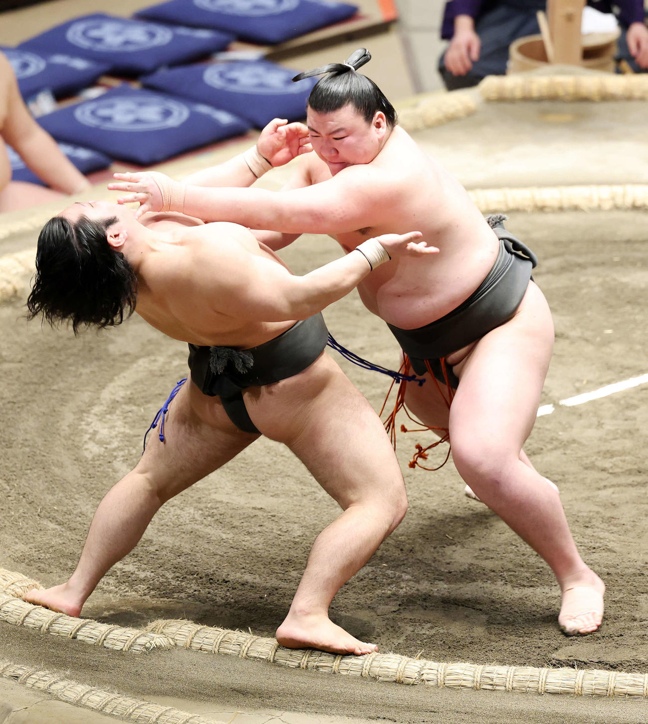 石崎（左）を突き出しで破る夢道鵬（撮影・鈴木正人）