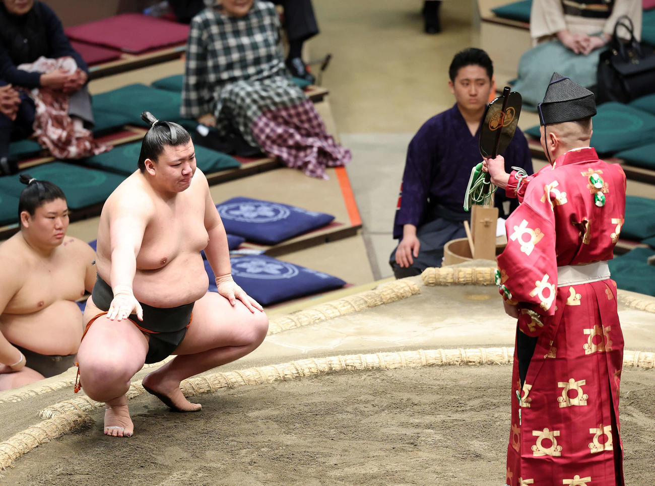 石崎を突き出しで破り勝ち名乗りを受ける夢道鵬（撮影・鈴木正人）