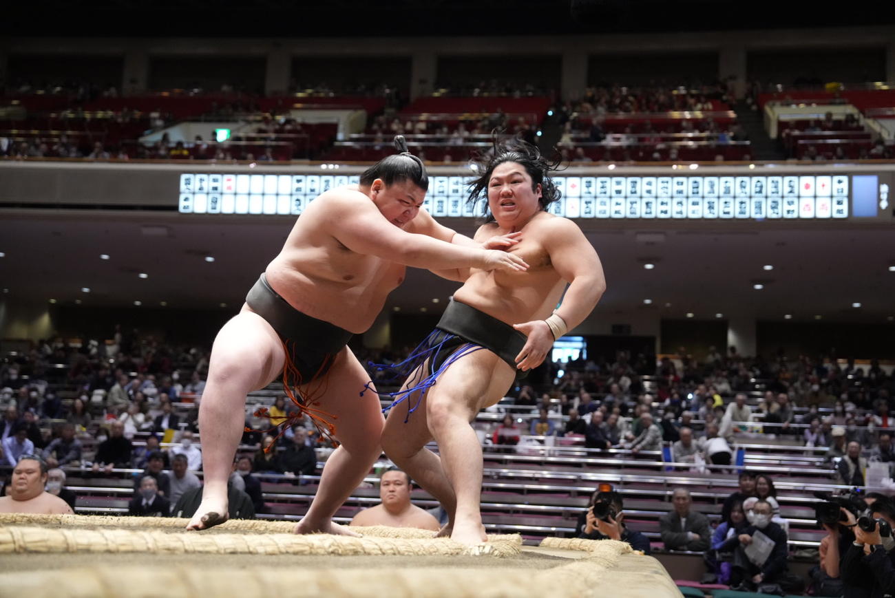 夢道鵬（左）は石崎を突き出しで破り幕下優勝を決める（撮影・小沢裕）
