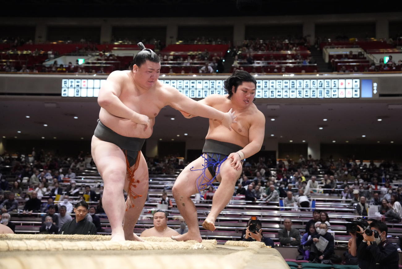 夢道鵬（左）は石崎を突き出しで破り幕下優勝を決める（撮影・小沢裕）