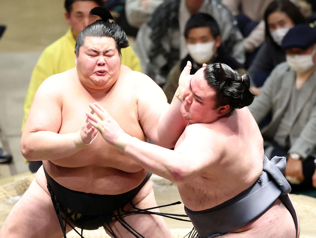 琴桜（左）の攻めを耐える金峰山（撮影・鈴木正人）