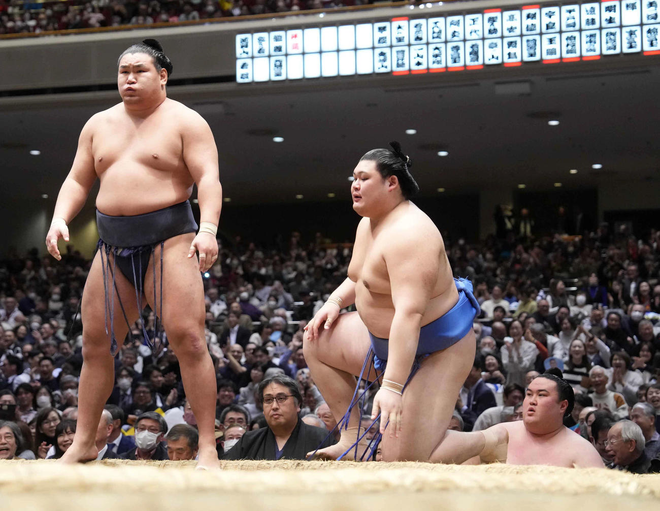 豊昇龍（左）は大の里を首投げで破る。右は土俵下控えの金峰山（撮影・小沢裕）