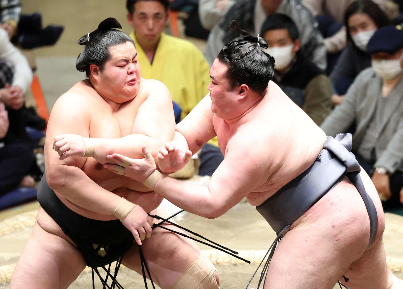 琴桜（左）を攻める金峰山（撮影・鈴木正人）
