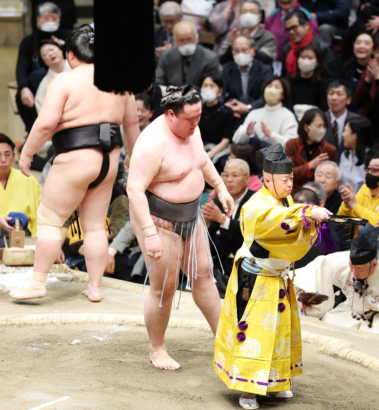 琴桜（左）を突き出しで破った金峰山（撮影・鈴木正人）