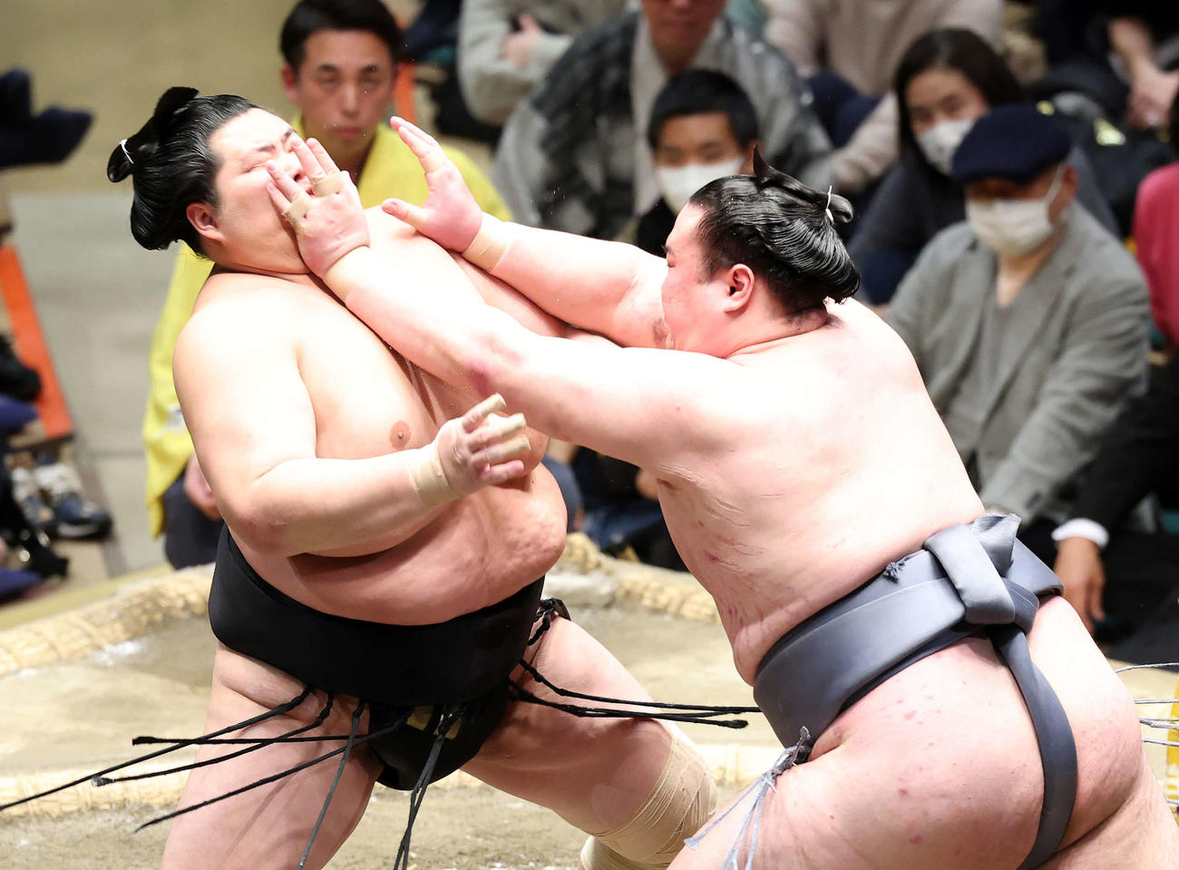 金峰山（右）に攻められる琴桜（撮影・鈴木正人）