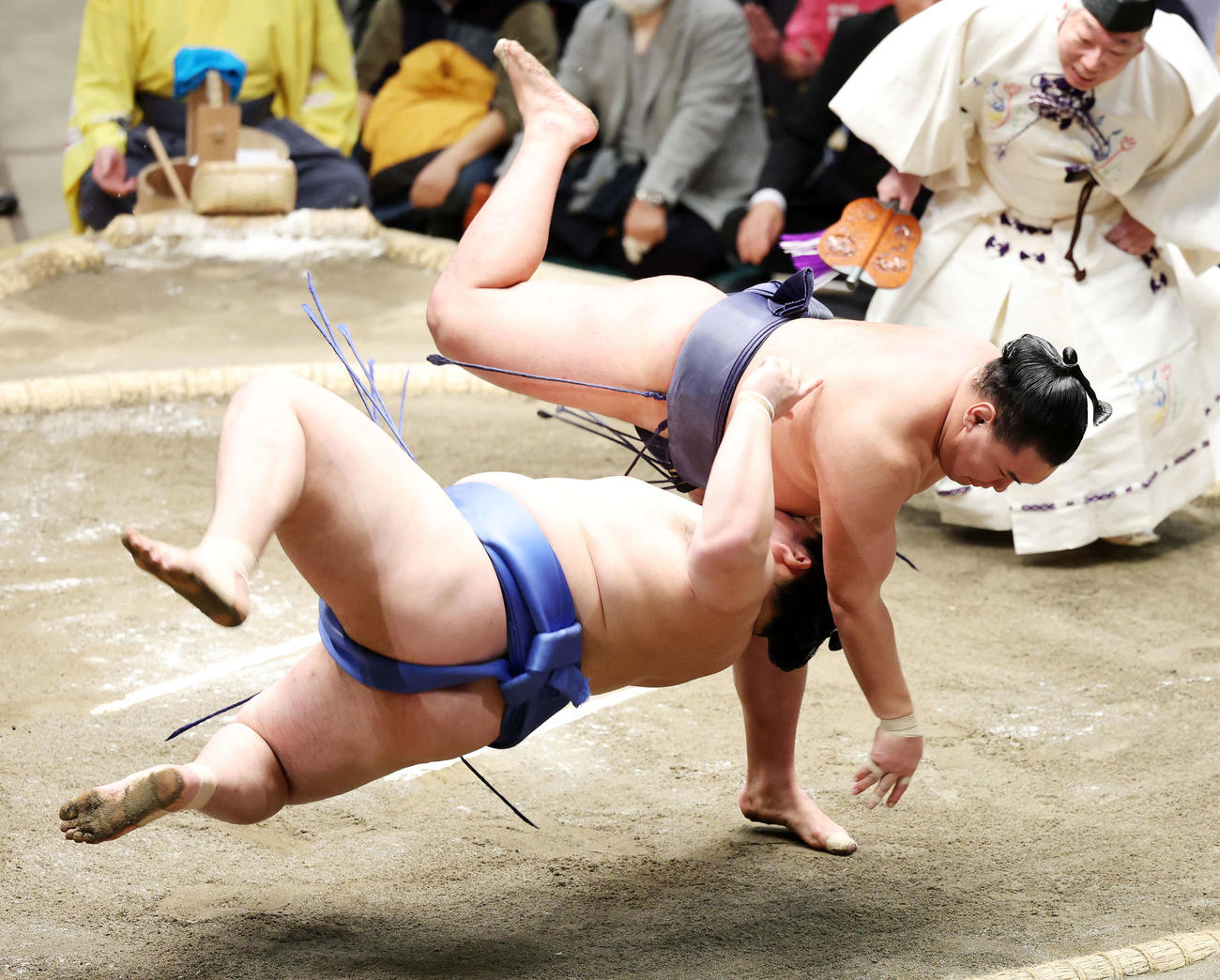 大の里（左）を首投げで破る豊昇龍（撮影・鈴木正人）