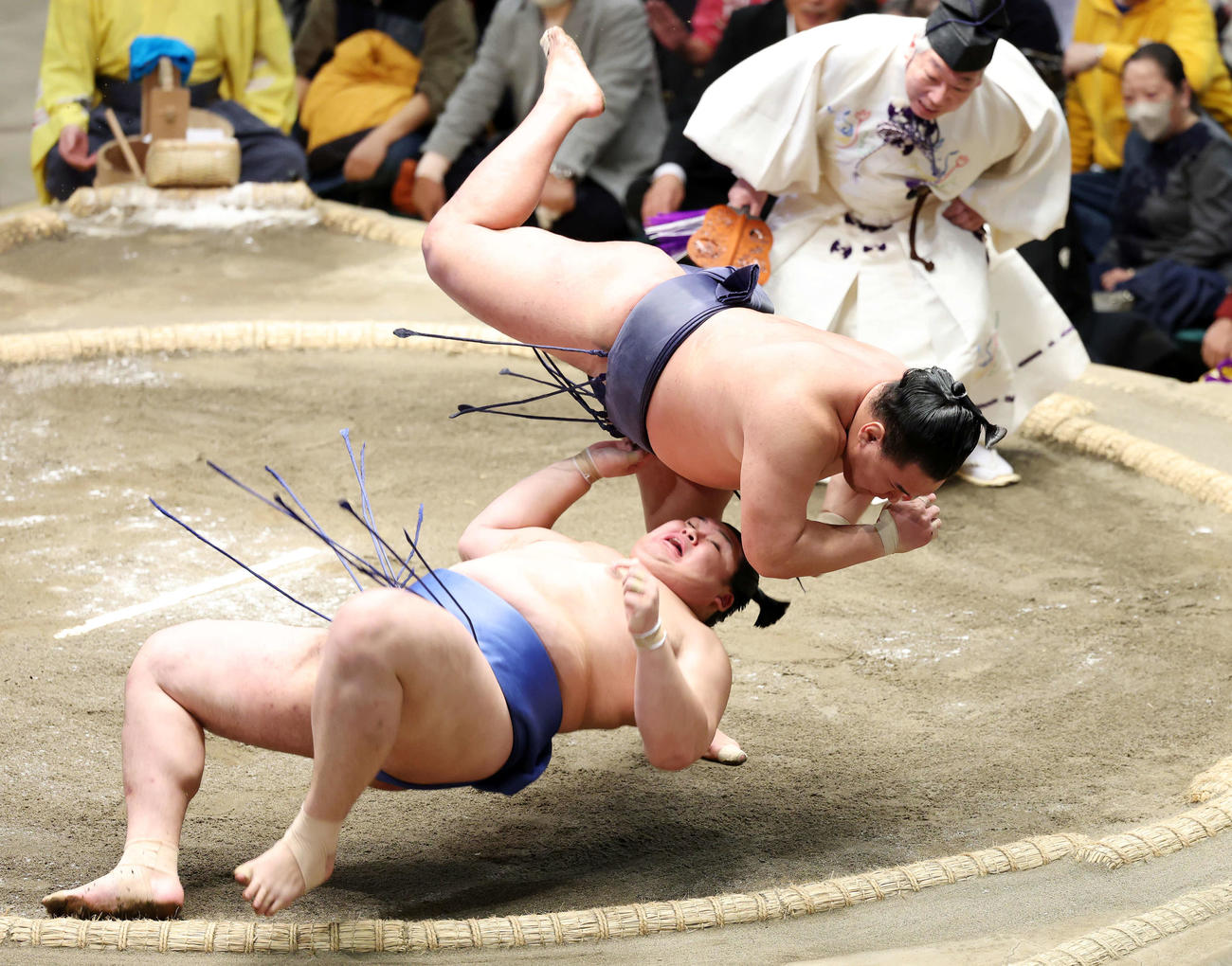 大の里（左）を首投げで破る豊昇龍（撮影・鈴木正人）