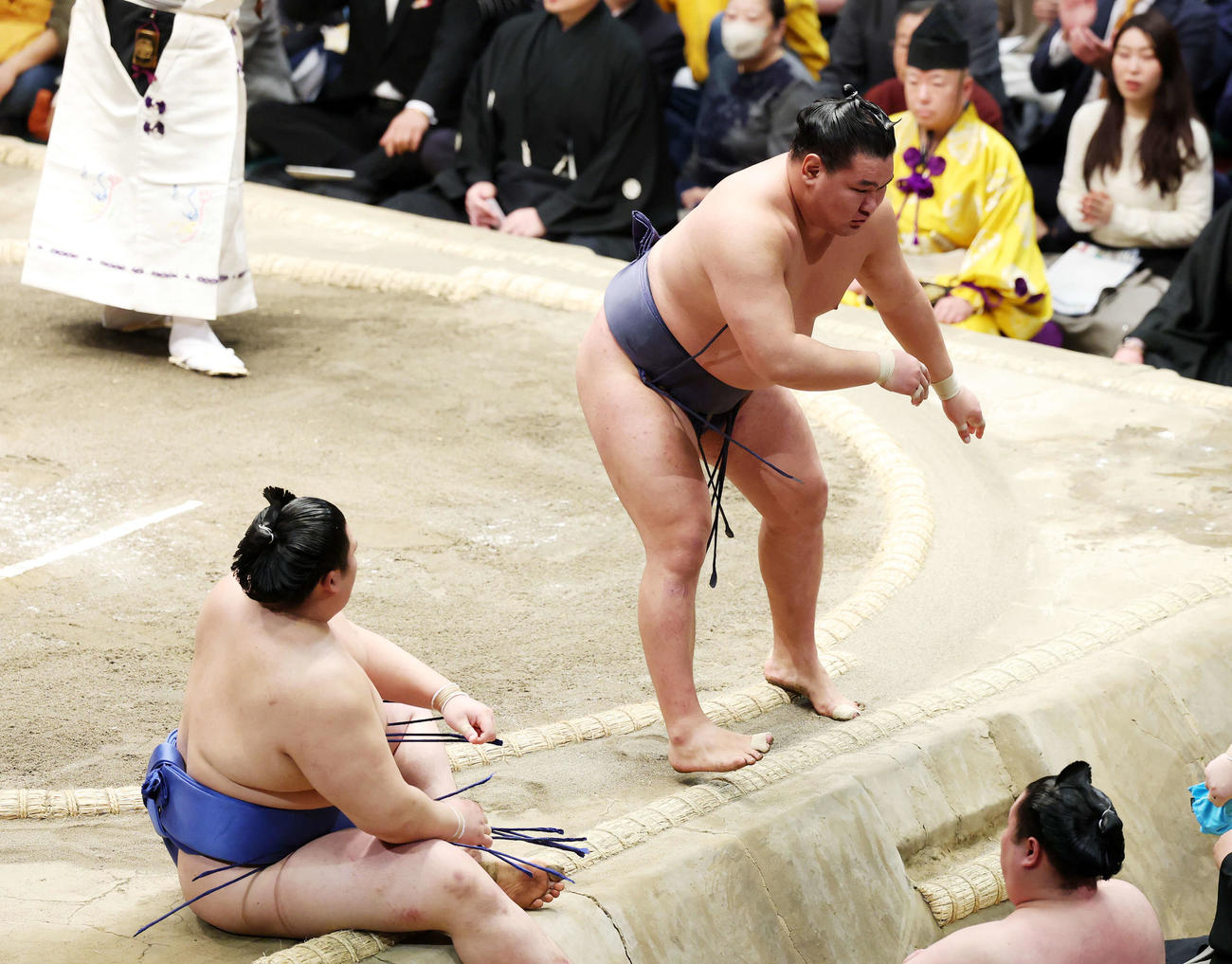 大の里（左）を首投げで破った豊昇龍（撮影・鈴木正人）