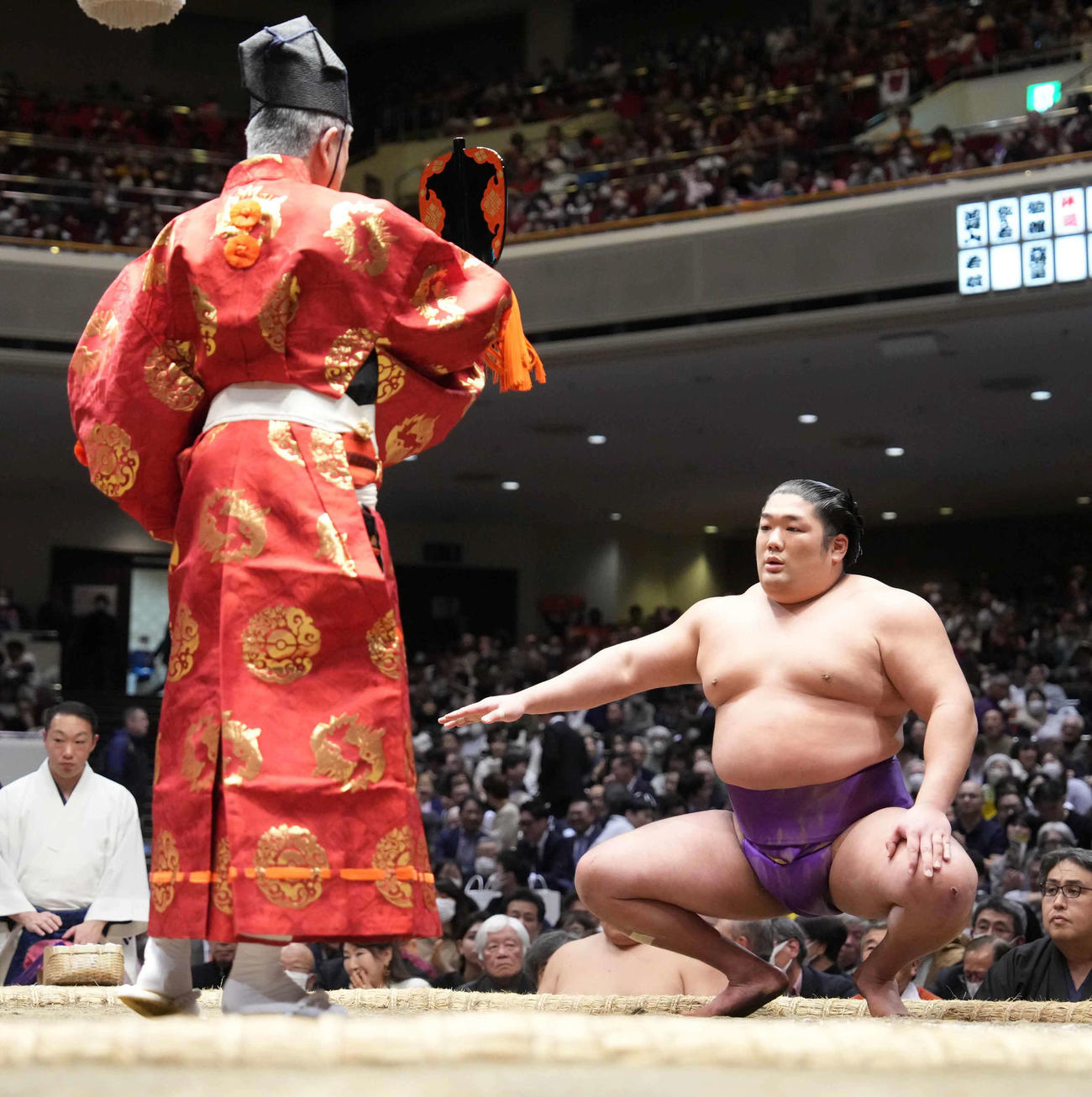 3敗を死守し勝ち名乗りを受ける尊富士（撮影・小沢裕）