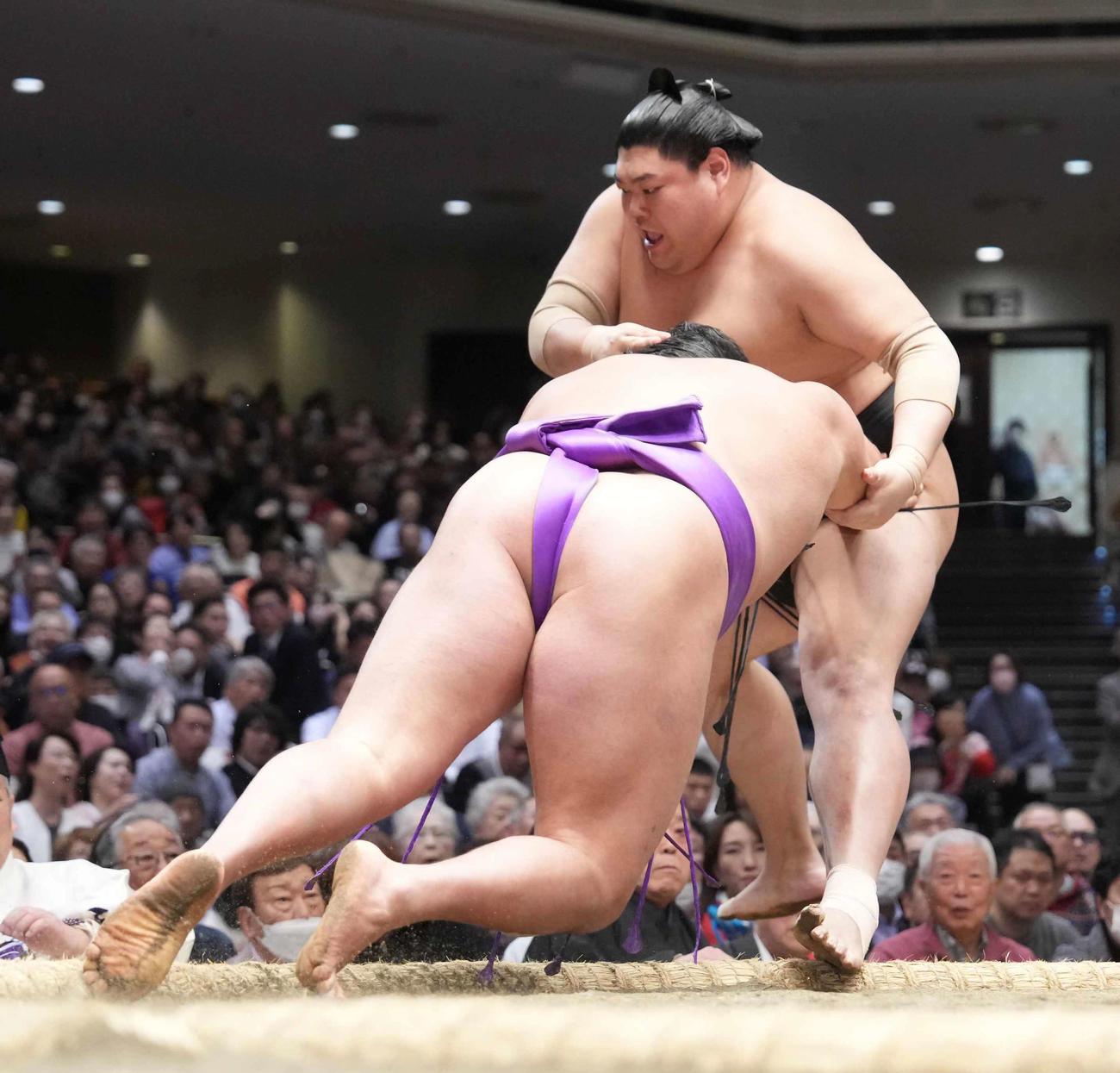 尊富士（手前）は阿炎を押し出しで破る（撮影・小沢裕）