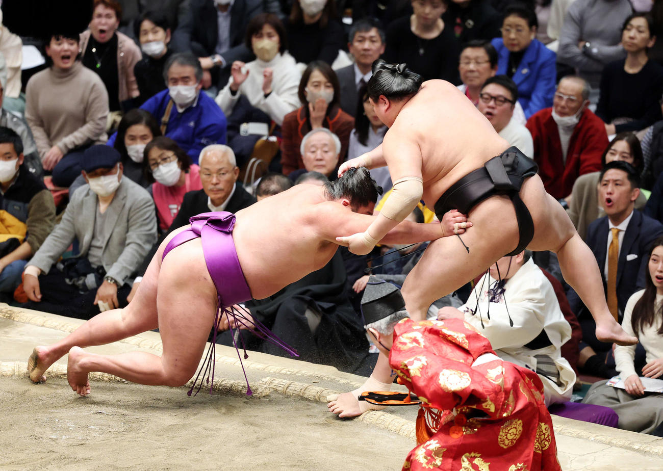 阿炎（右）を押し出しで破る尊富士（撮影・鈴木正人）