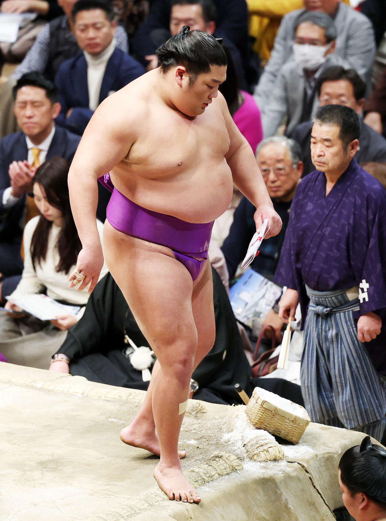 懸賞金を手に土俵を引き揚げる尊富士（撮影・鈴木正人）
