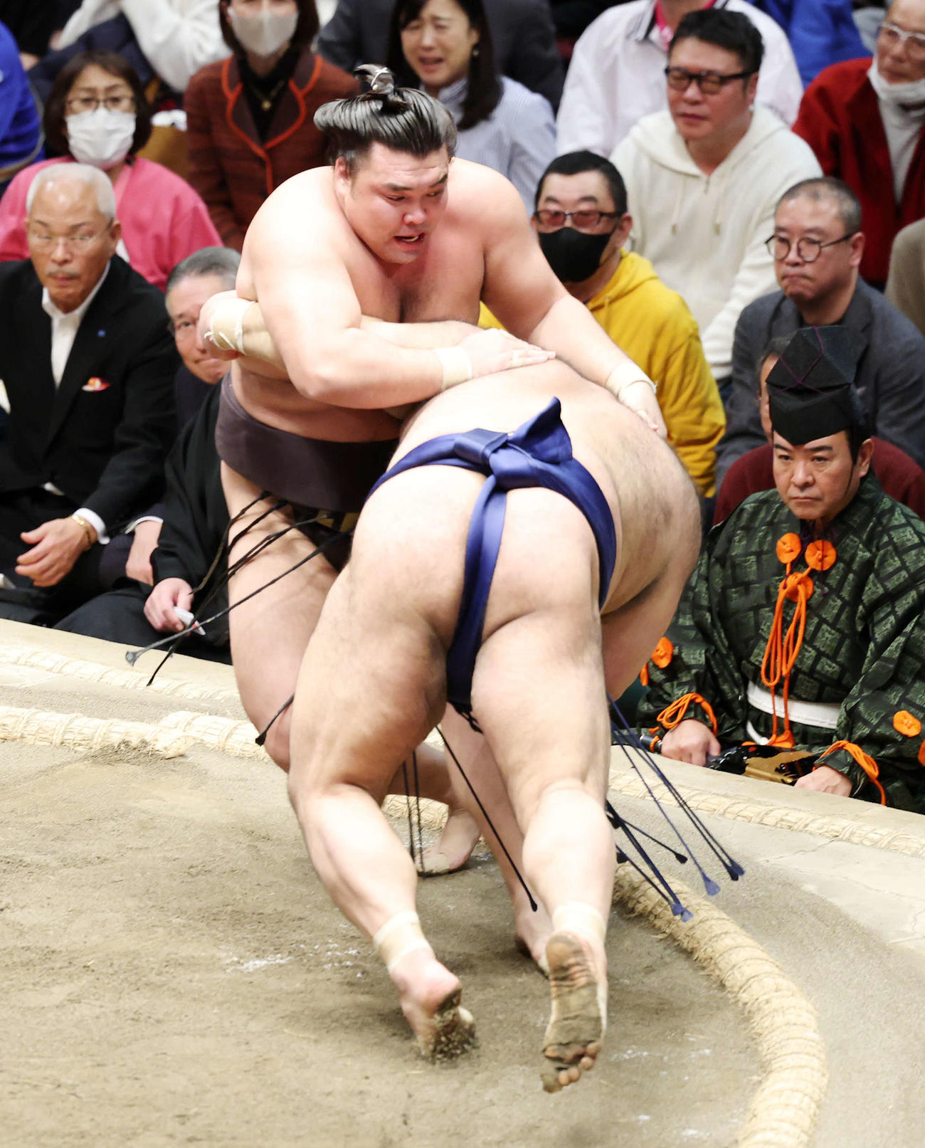 高安（手前）を突き落としで破る霧島（撮影・鈴木正人）