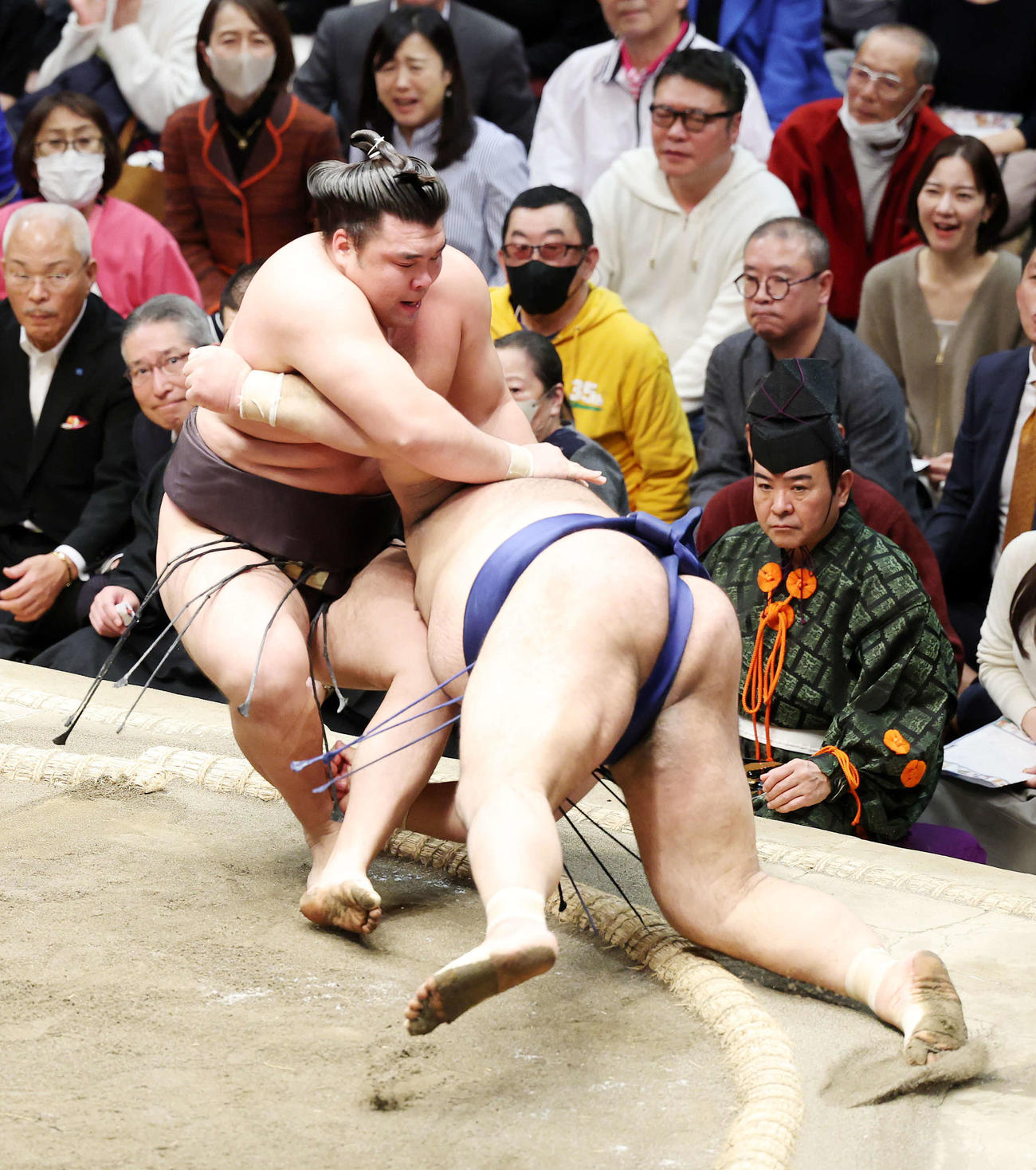 高安（右）を突き落としで破る霧島（撮影・鈴木正人）