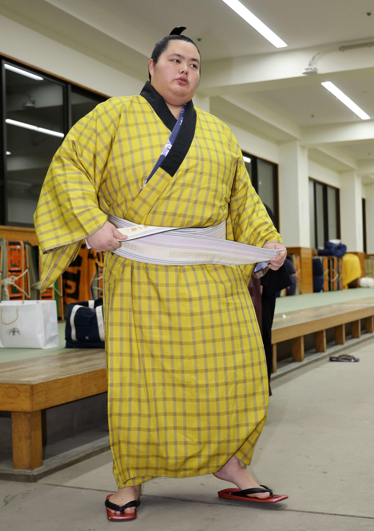支度部屋を引き揚げる琴桜