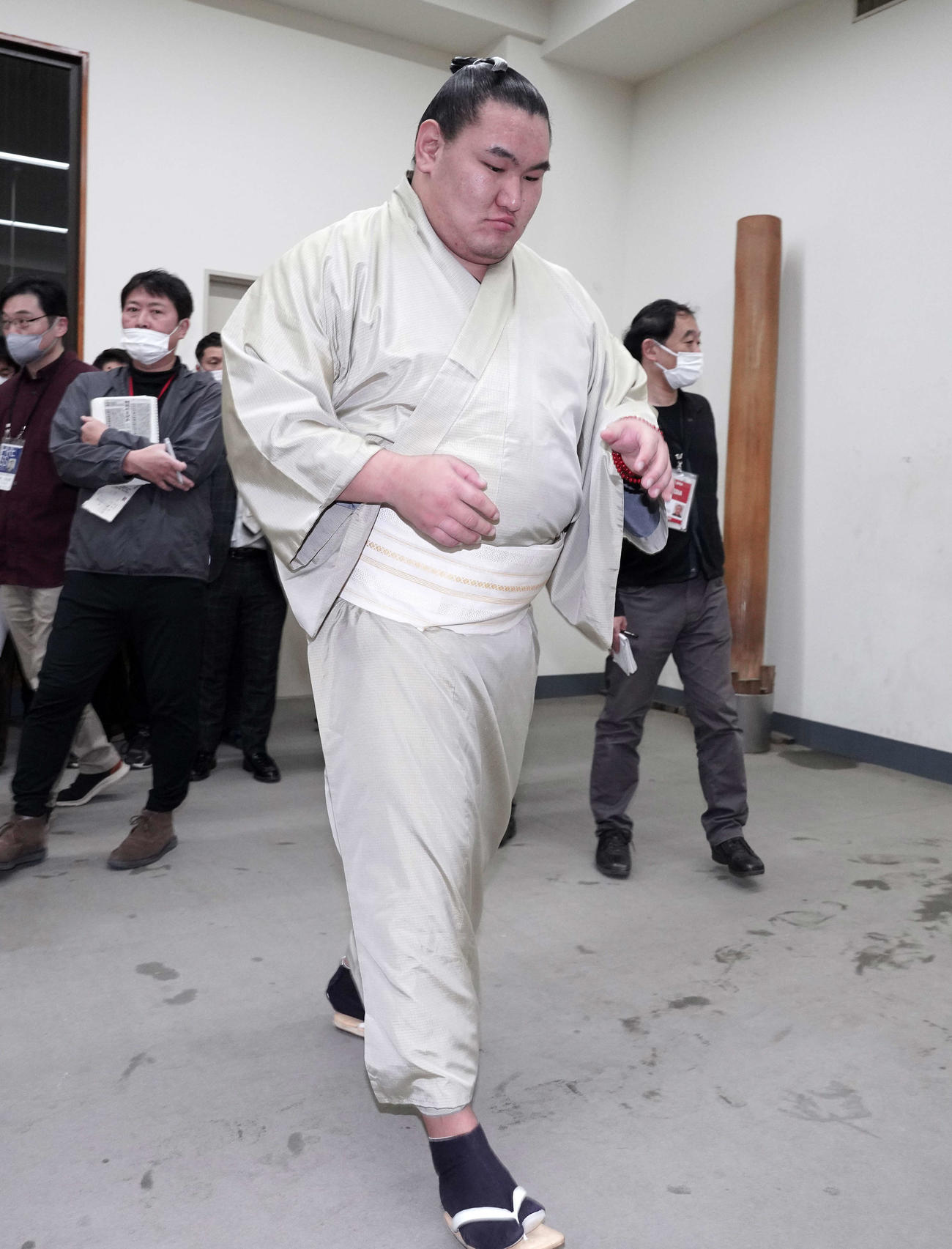 支度部屋を引き揚げる豊昇龍