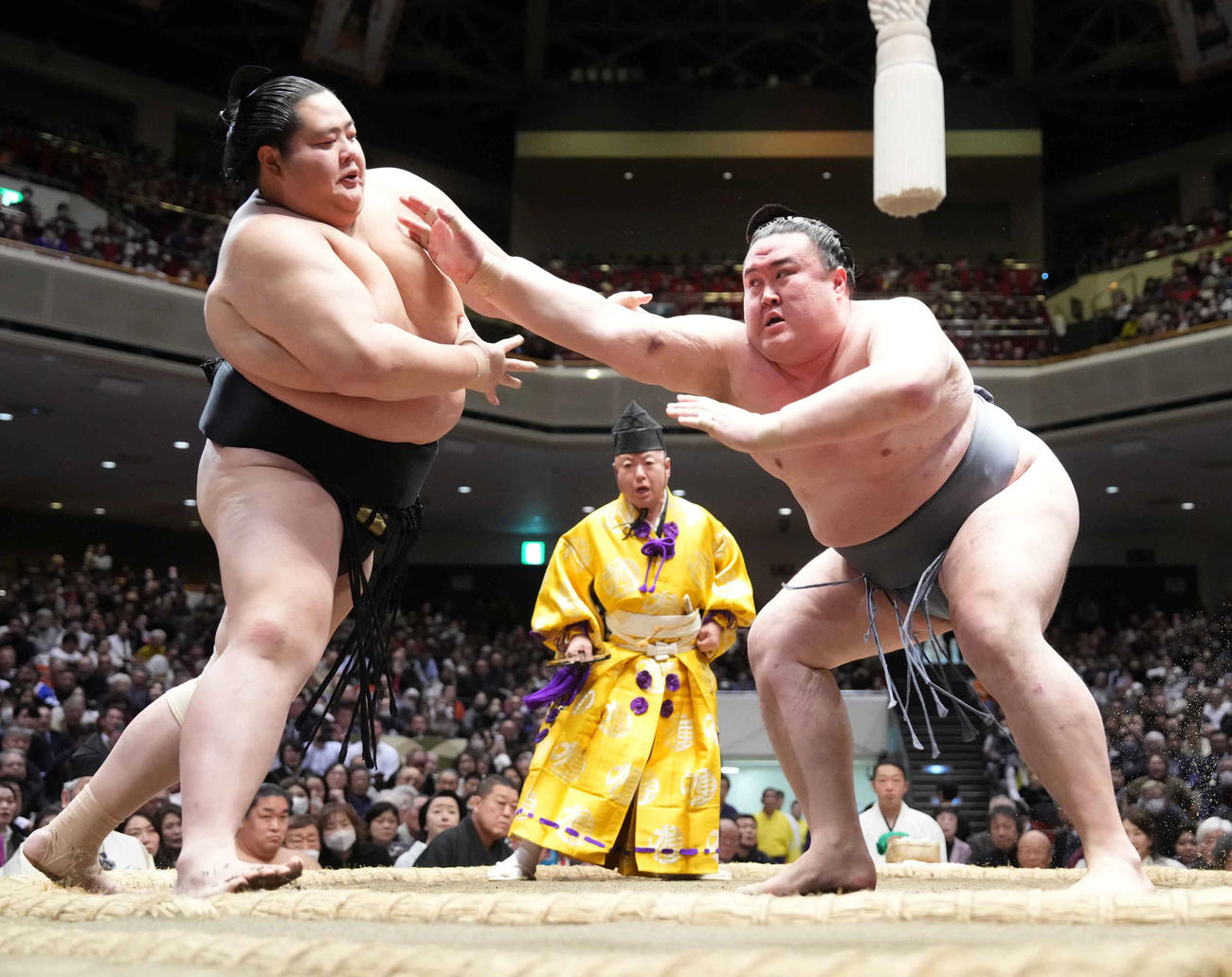 金峰山（右）は琴桜を突き出しで破る（撮影・小沢裕）