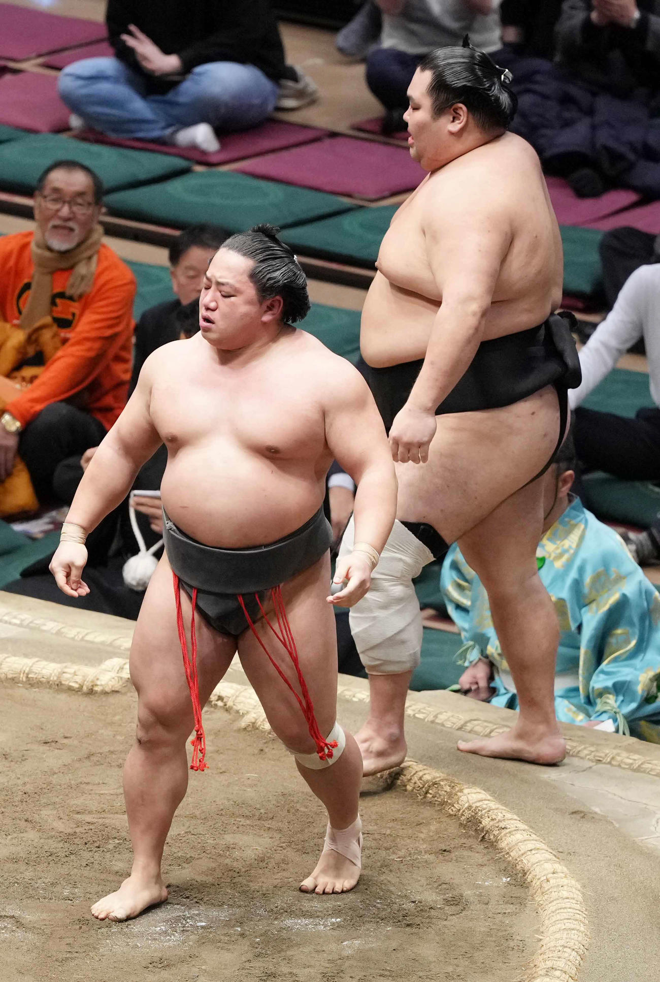 宮城（左）は大奄美を寄り切りで破る（撮影・小沢裕）