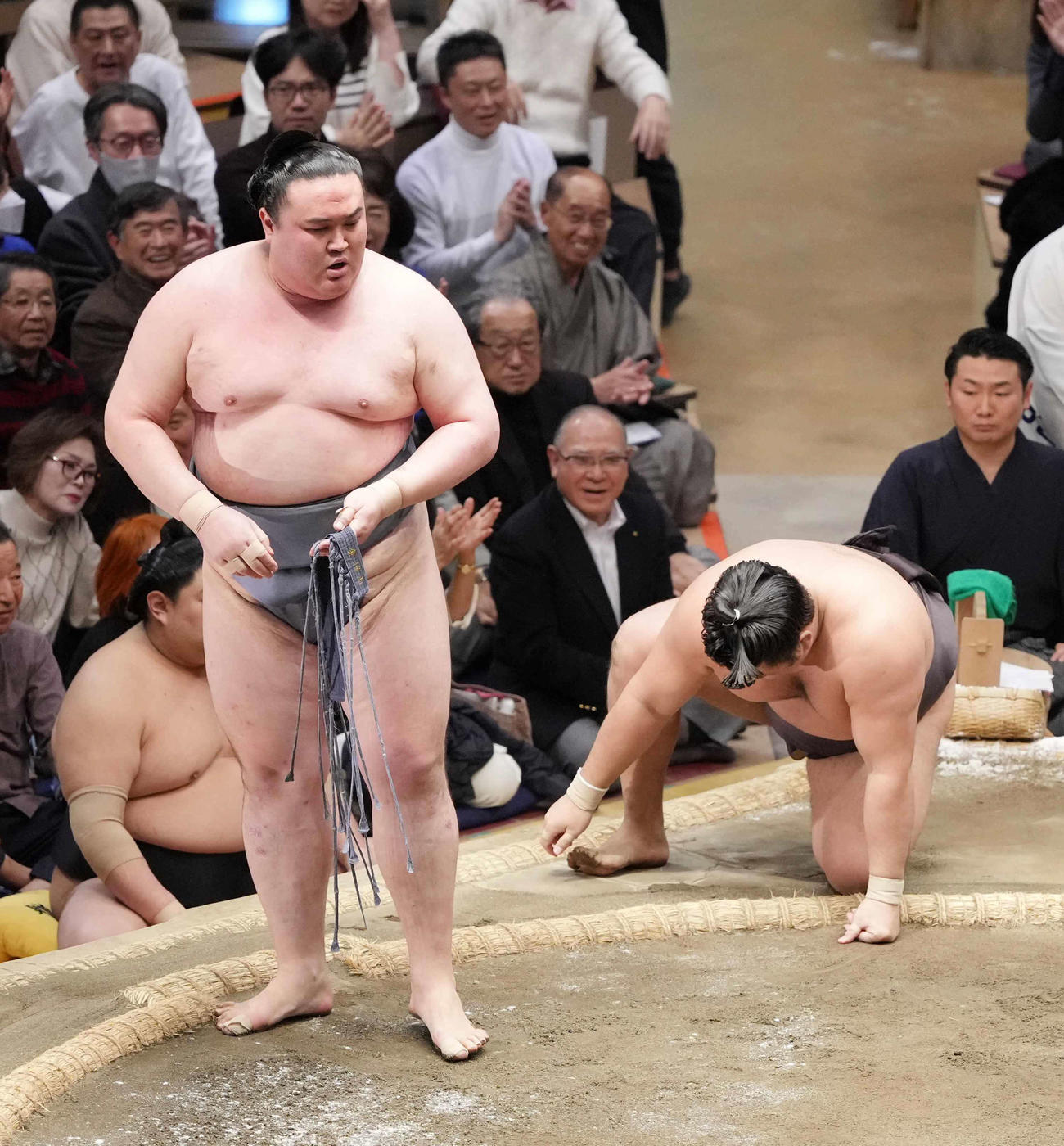 金峰山（左）は霧島をすくい投げで破る（撮影・小沢裕）
