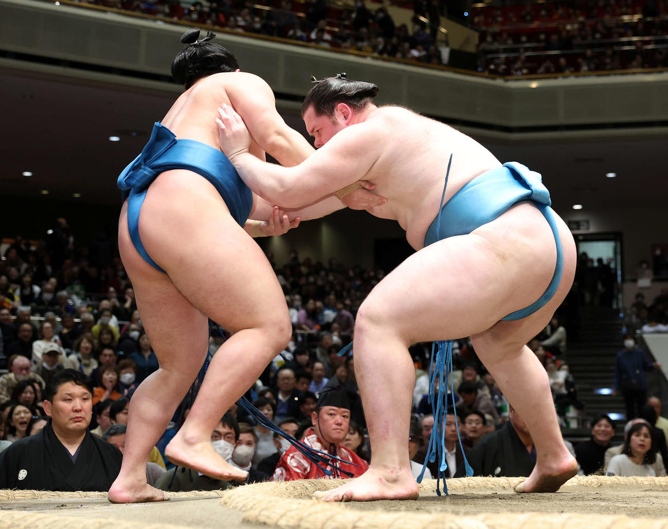 琴栄峰（左）を寄り切りで破る獅司（撮影・鈴木正人）