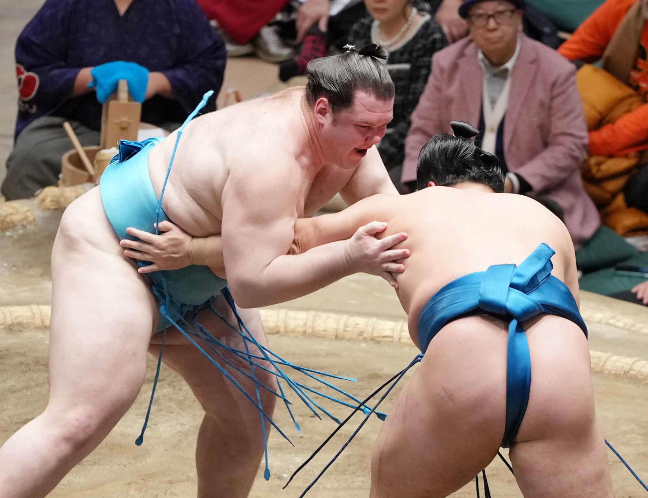 琴栄峰（右）を攻める獅司（撮影・小沢裕）