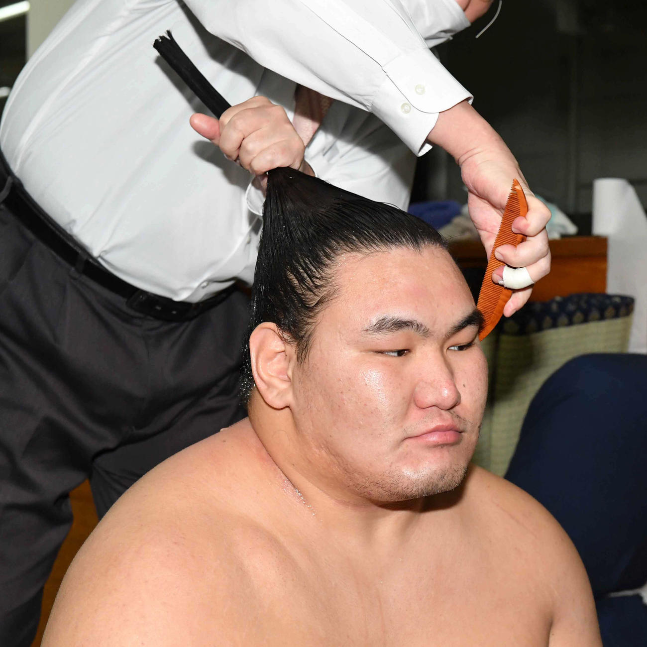 支度部屋で髪を整える豊昇龍