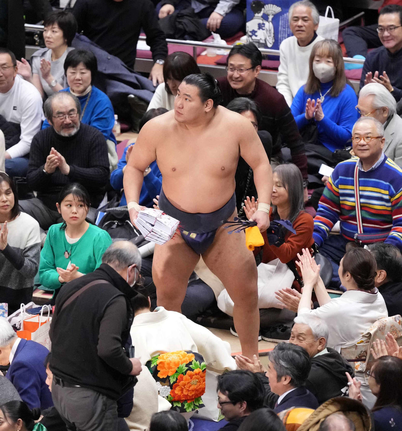 豊昇龍は3敗を死守し引き締まった表情で花道を引き揚げる（撮影・小沢裕）