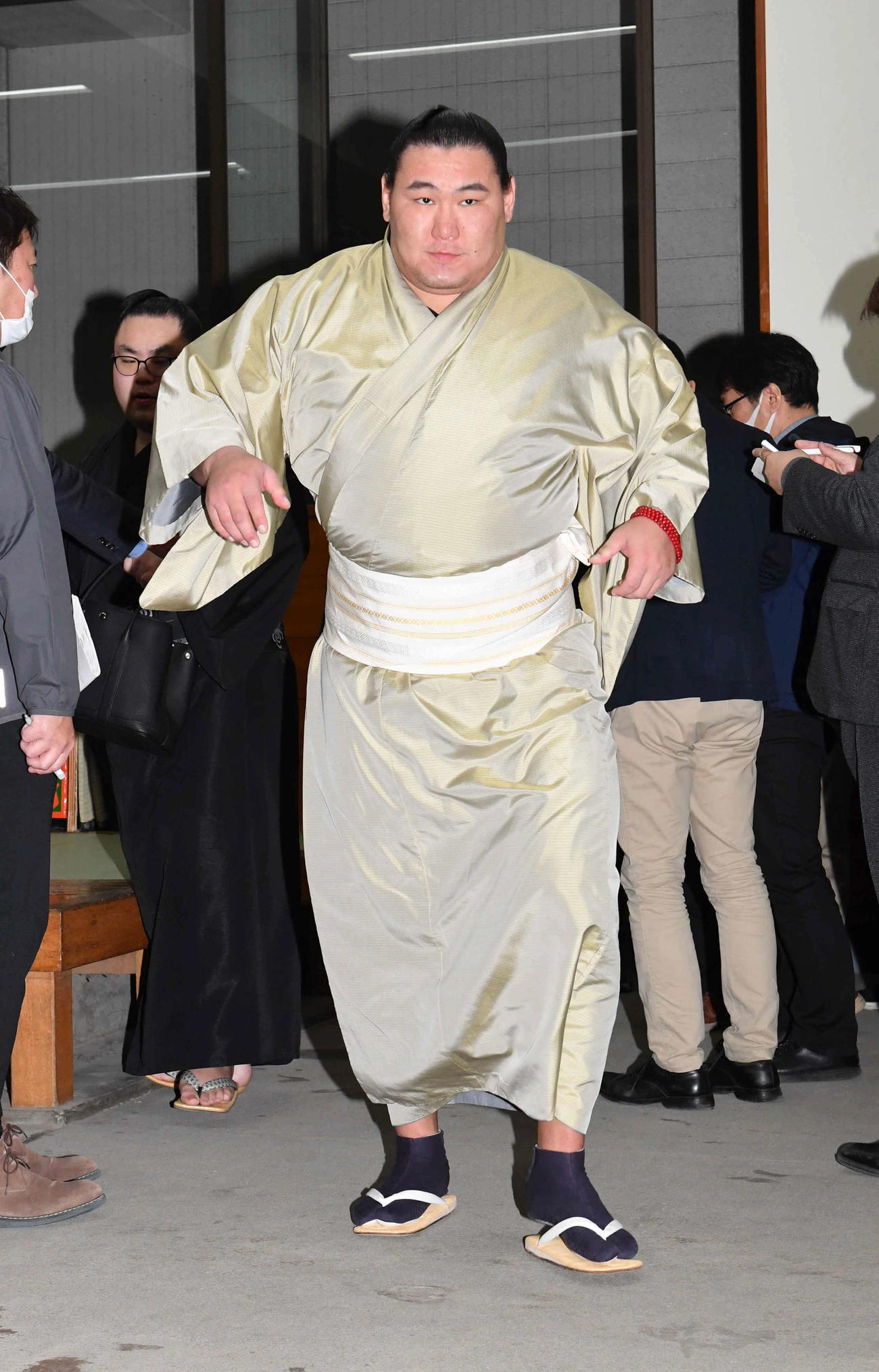 着替えを済ませ支度部屋を引き揚げる豊昇龍
