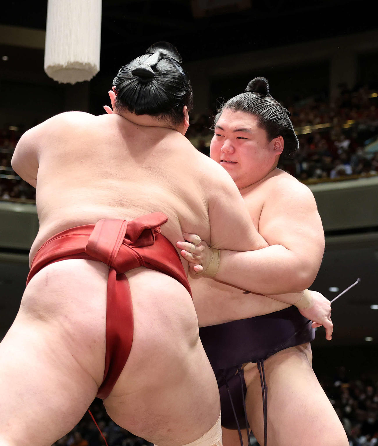 隆の勝（左）を攻める王鵬（撮影・鈴木正人）
