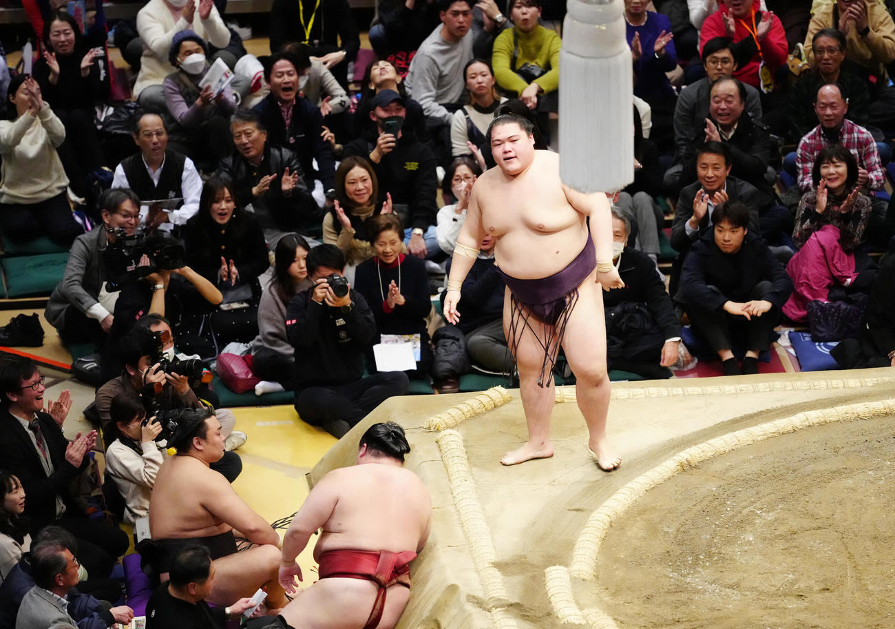 隆の勝を突き落としで破った王鵬（撮影・江口和貴）