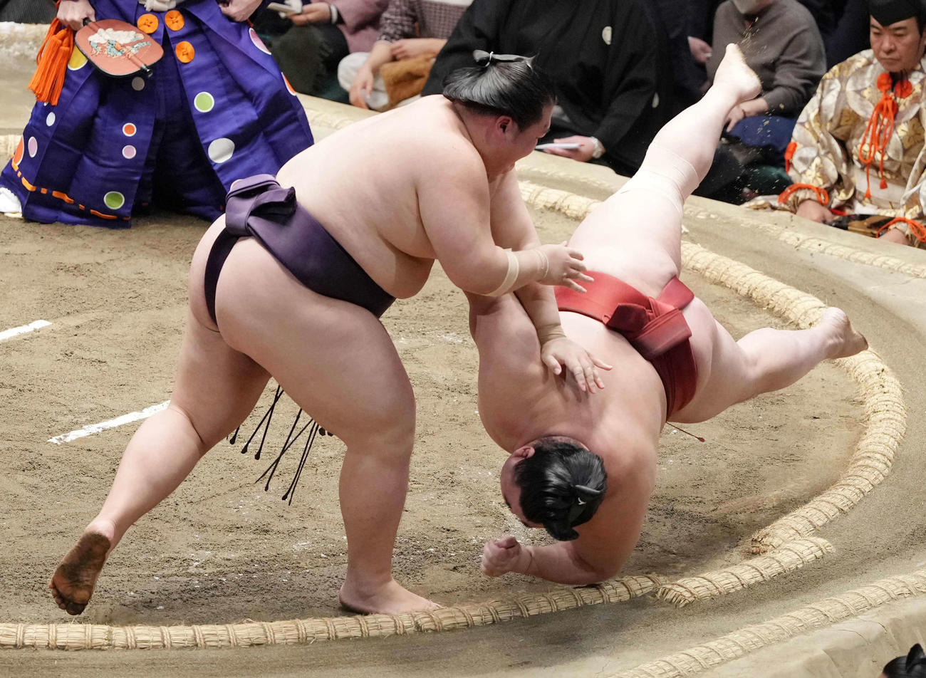 王鵬（左）は隆の勝を突き落としで破る（撮影・小沢裕）