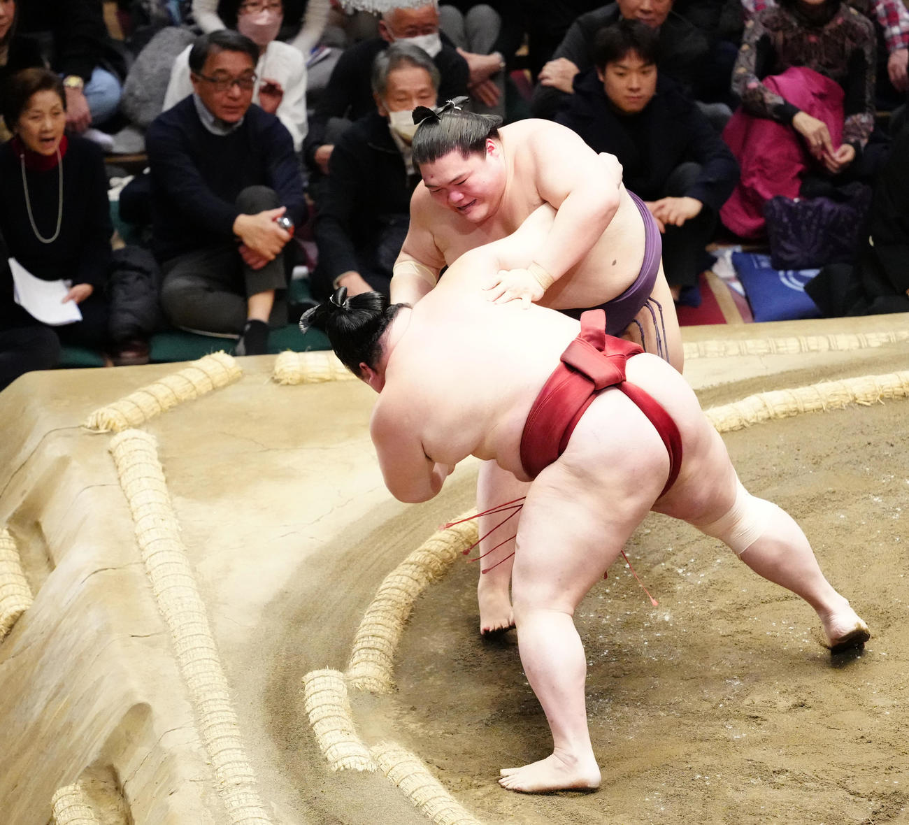 隆の勝（手前）を突き落としで破る王鵬（撮影・江口和貴）