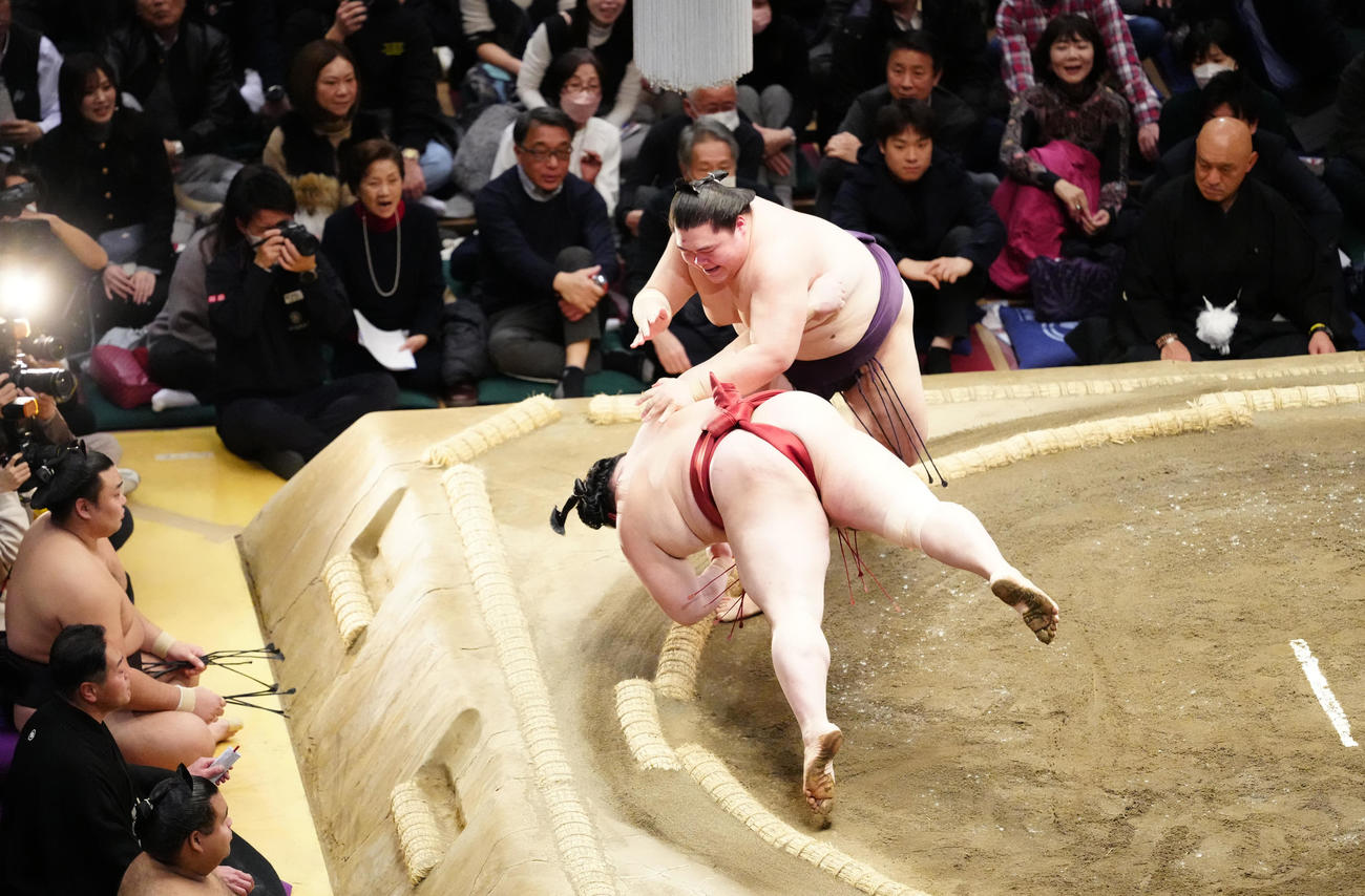 隆の勝（手前）を突き落としで破る王鵬（撮影・江口和貴）